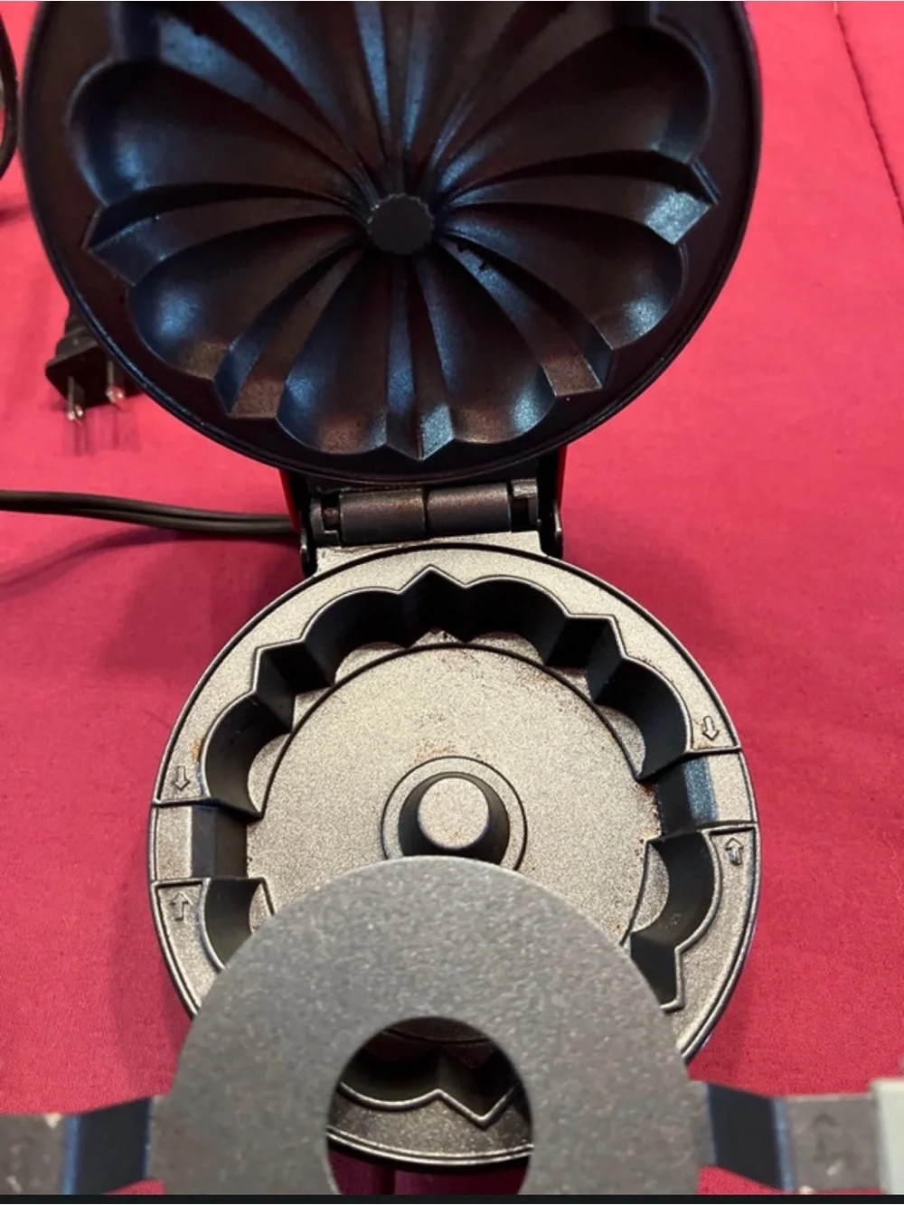 Dash Mini Bundt Cake Maker with manual and recipes
